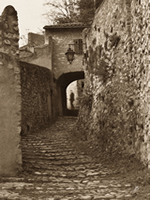 Badin égaré dans le labyrinthe de ruelles des hauteurs de Crest.