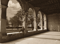 Badin sous les vieilles arcades du couvent du jardin de la Visitation.