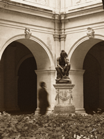 Badin dans les jardins du Palais Saint Pierre et regardant la statue de Chanctas.