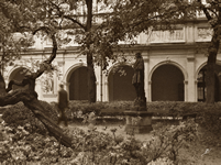 Badin dans les jardins du Palais Saint Pierre où il rencontrera Léopoldine Vitroskaïa.